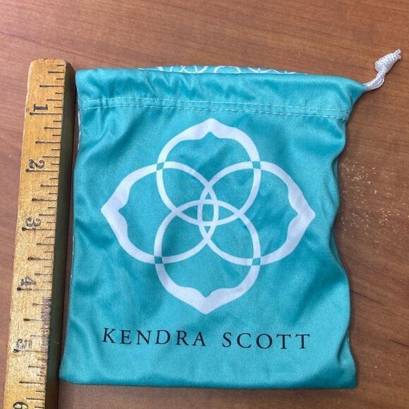 Kendra Scott jewelry bag in turquoise with white signature pattern drawstring - Picture 6 of 8
